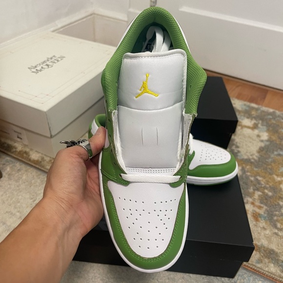 BIN Men’s Size 10 (Euro Sz 44) Air Jordan 1 Low SE Sneakers In White/Chlorophyll - Picture 12 of 16